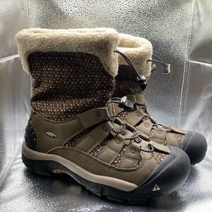 NWOT Keen snowboots size 10